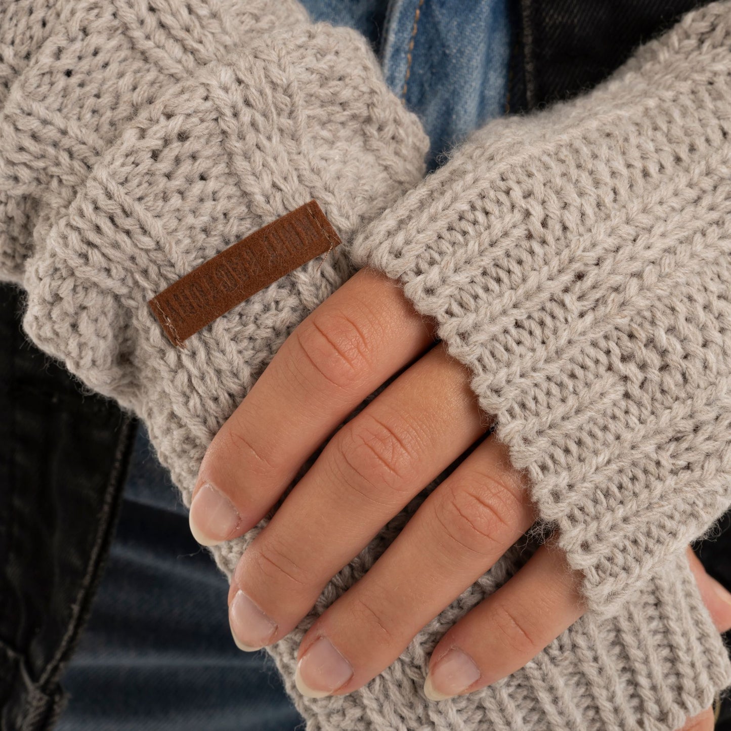 Knit Factory - Nica Armwarmers | gebreide polswarmers