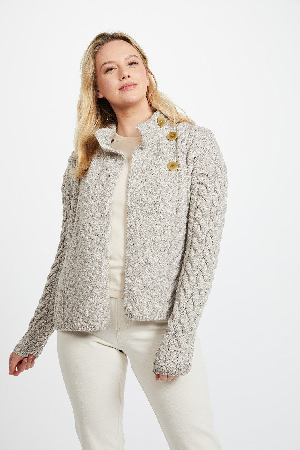 Aran Woollen Mills - B840 | damestrui merinowol met knopen Oatmeal 371