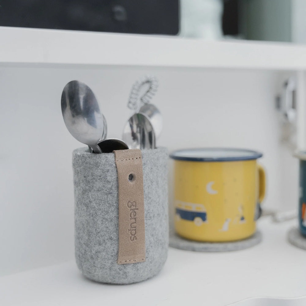 Lichtgrijze Glerups bekerhouder van gevilte wol gebruikt als bestekhouder, getoond als praktische keukenaccessoire.