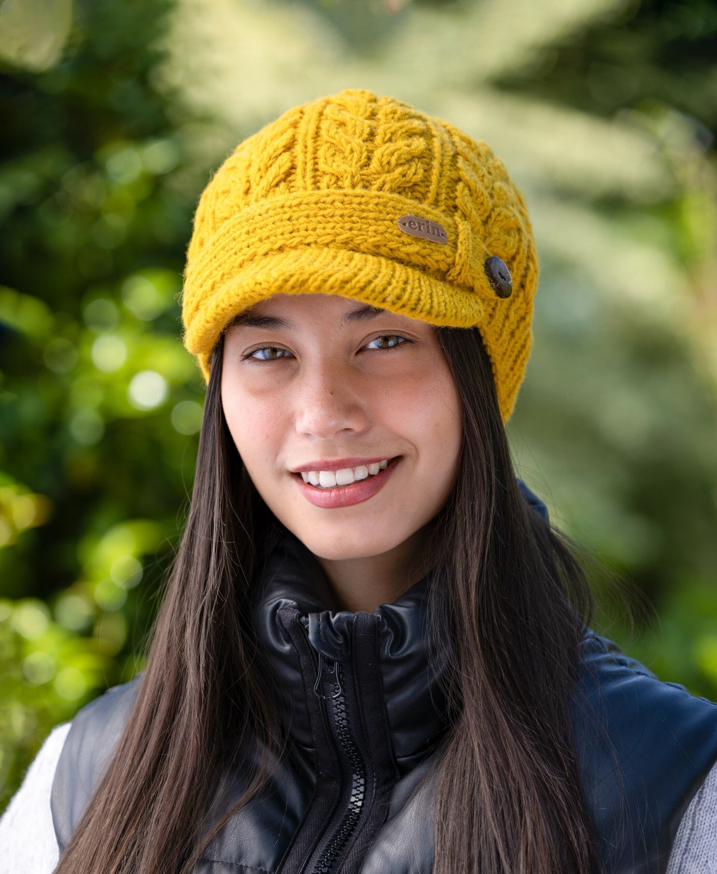 Erin Knitwear - Aran Cable Peak Hat | wollen muts met klep