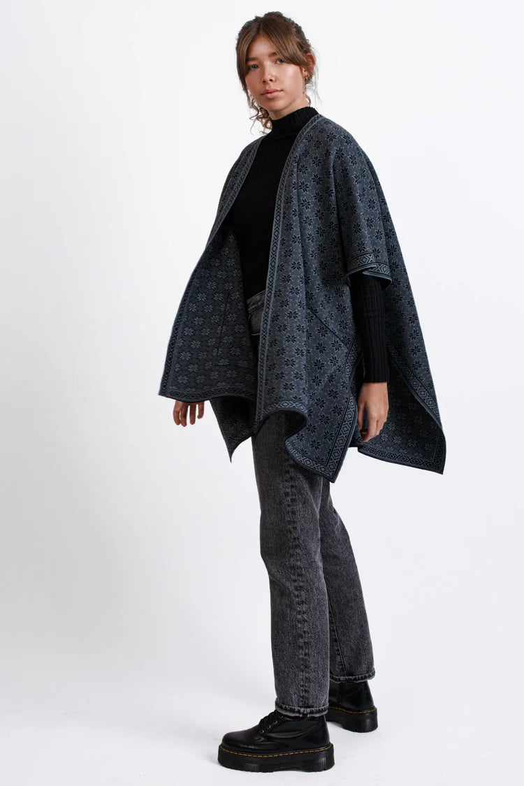 Norlender - Johanna poncho scarf | omslagdoek van merinowol