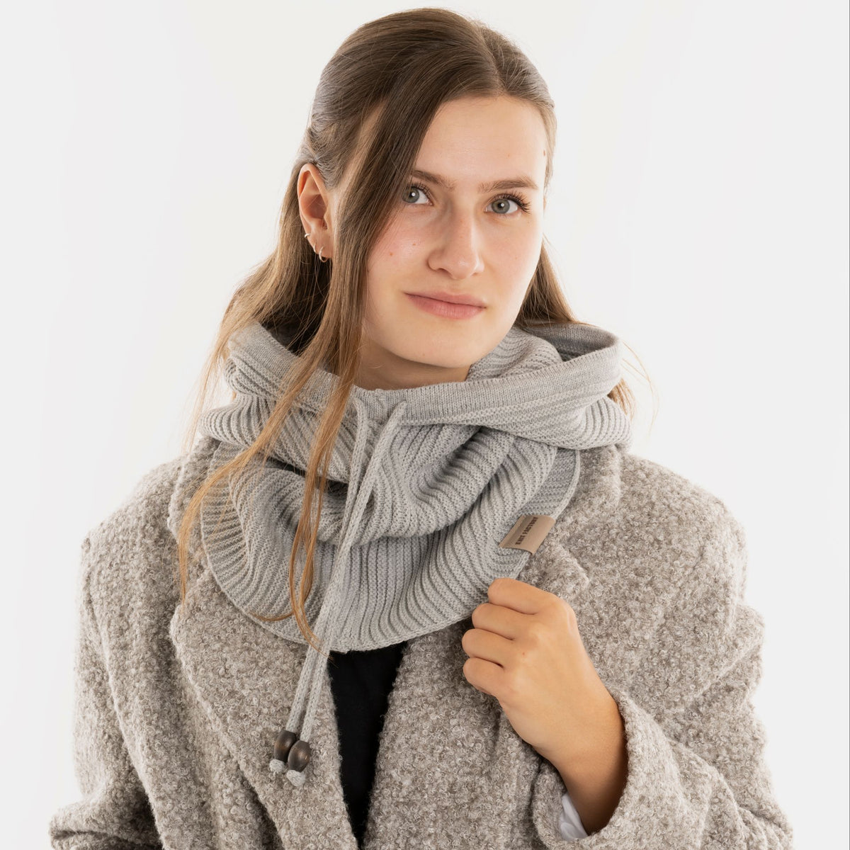 Knit Factory - Evy Colsjaal met capuchon