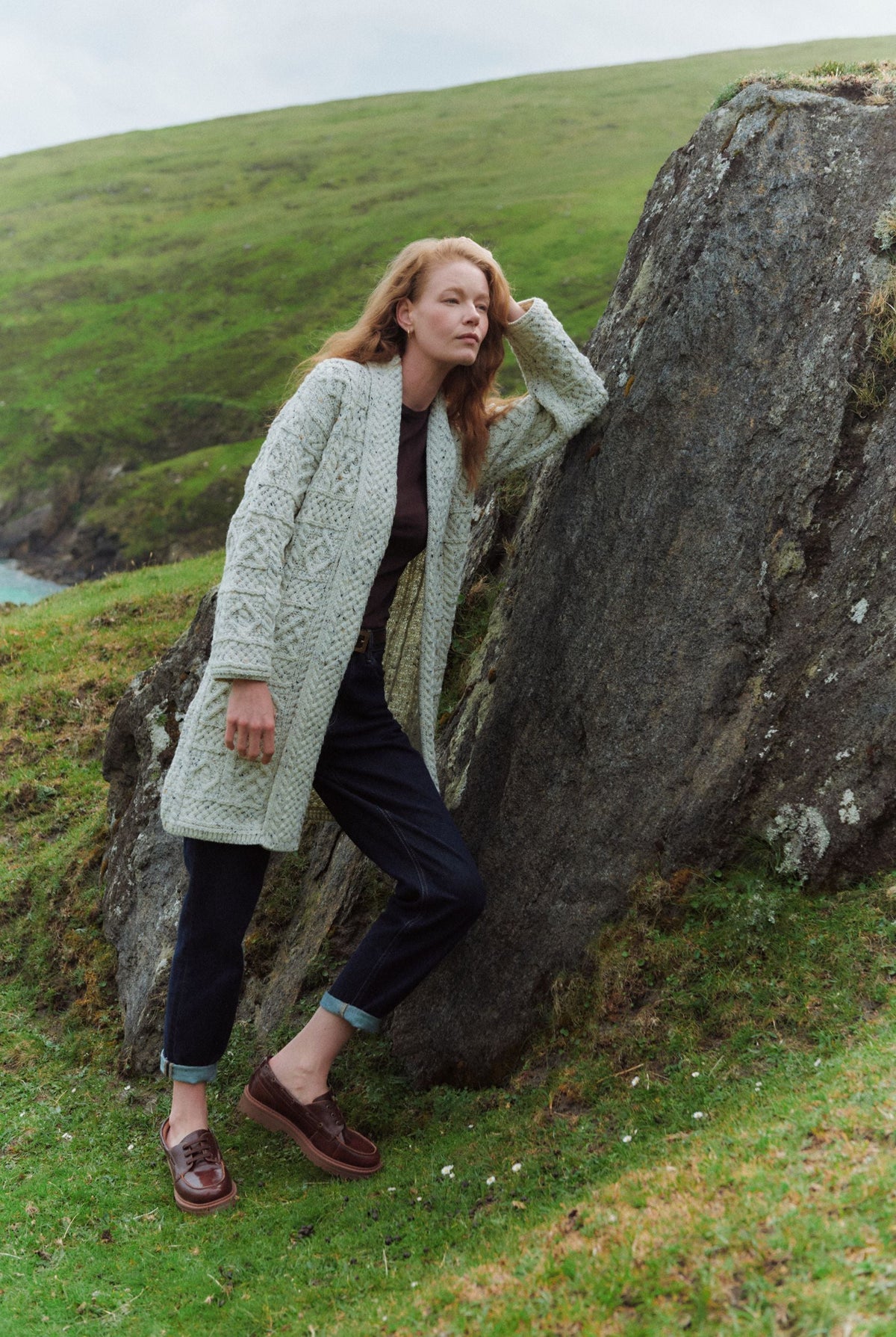 Aran Woollen Mills - B103 Tara | lang wollen vest met sjaalkraag