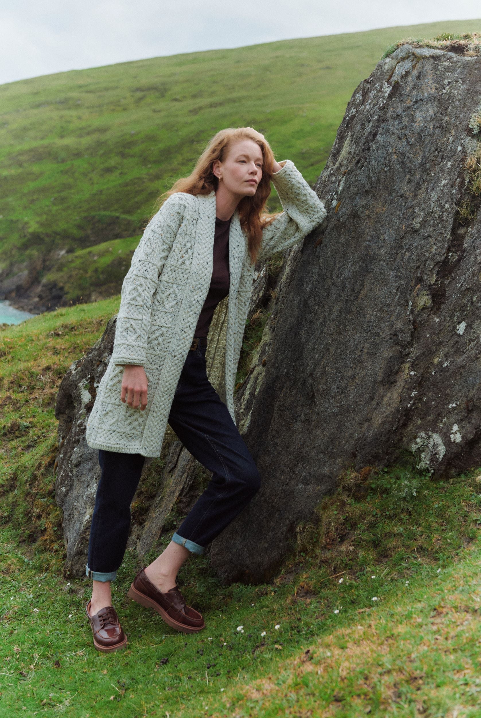 Aran Woollen Mills - B103 Tara | lang wollen vest met sjaalkraag