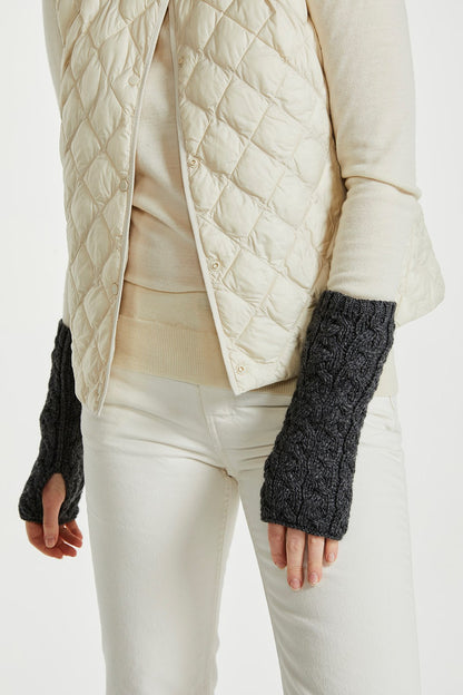 Aran Woollen Mills - B546 wristband | wollen polswarmer Charcoal