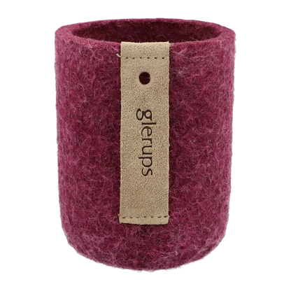 Rode Glerups bekerhouder van gevilte wol met leren label, getoond als duurzaam en stijlvol opbergaccessoire.