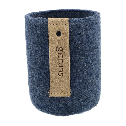Donkerblauwe Glerups bekerhouder van gevilte wol met leren label, getoond als duurzaam en stijlvol opbergaccessoire.