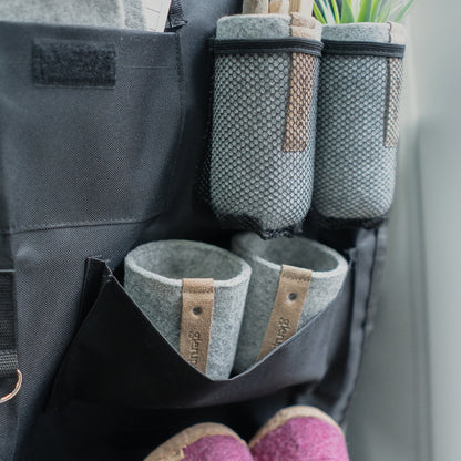 Gevilte wollen bekerhouders van Glerups in een organizer, getoond als praktische opbergoplossing voor pennen en kleine items