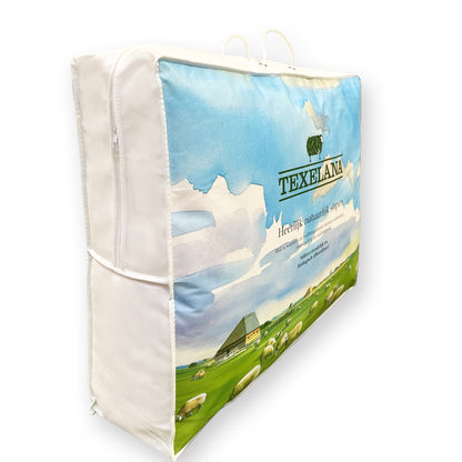 Zijaanzicht Texelana opbergtas van ademend non-woven materiaal voor het schoon en fris opbergen van wollen dekbedden.