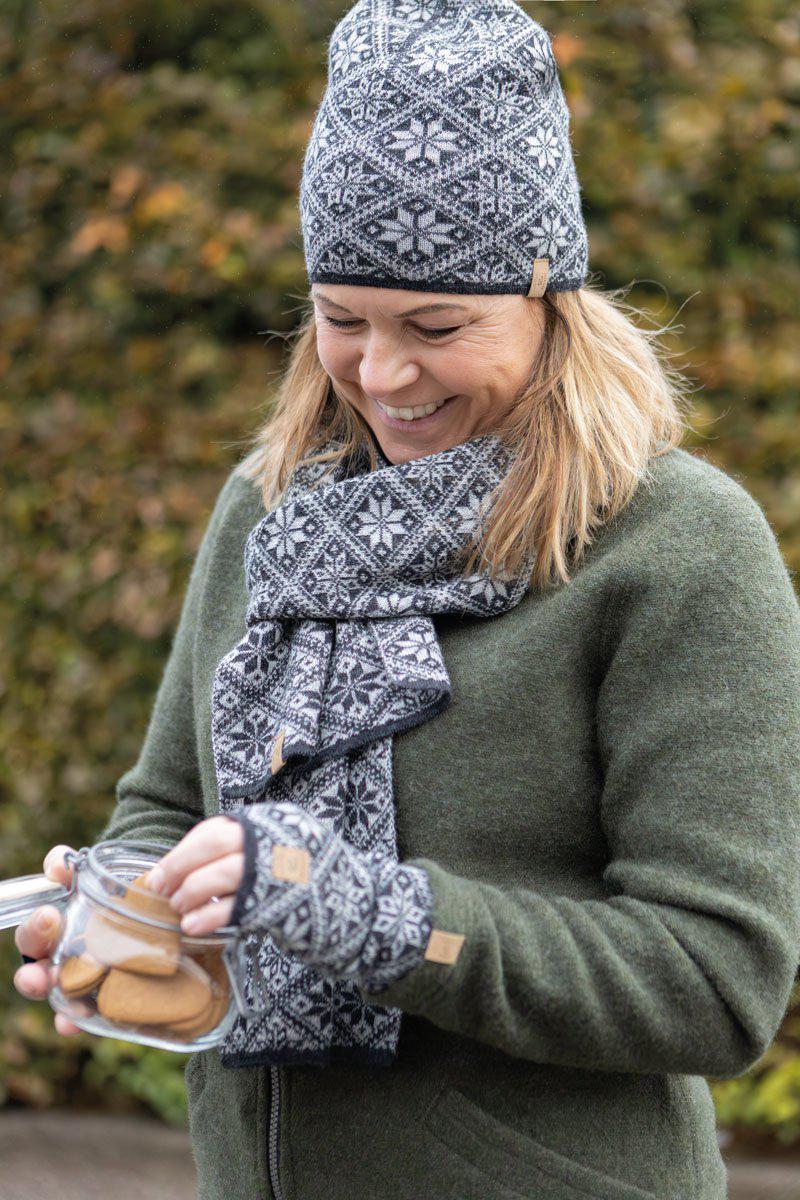 Ivanhoe Knitted in Sweden - Freya wristband | wollen polswarmers