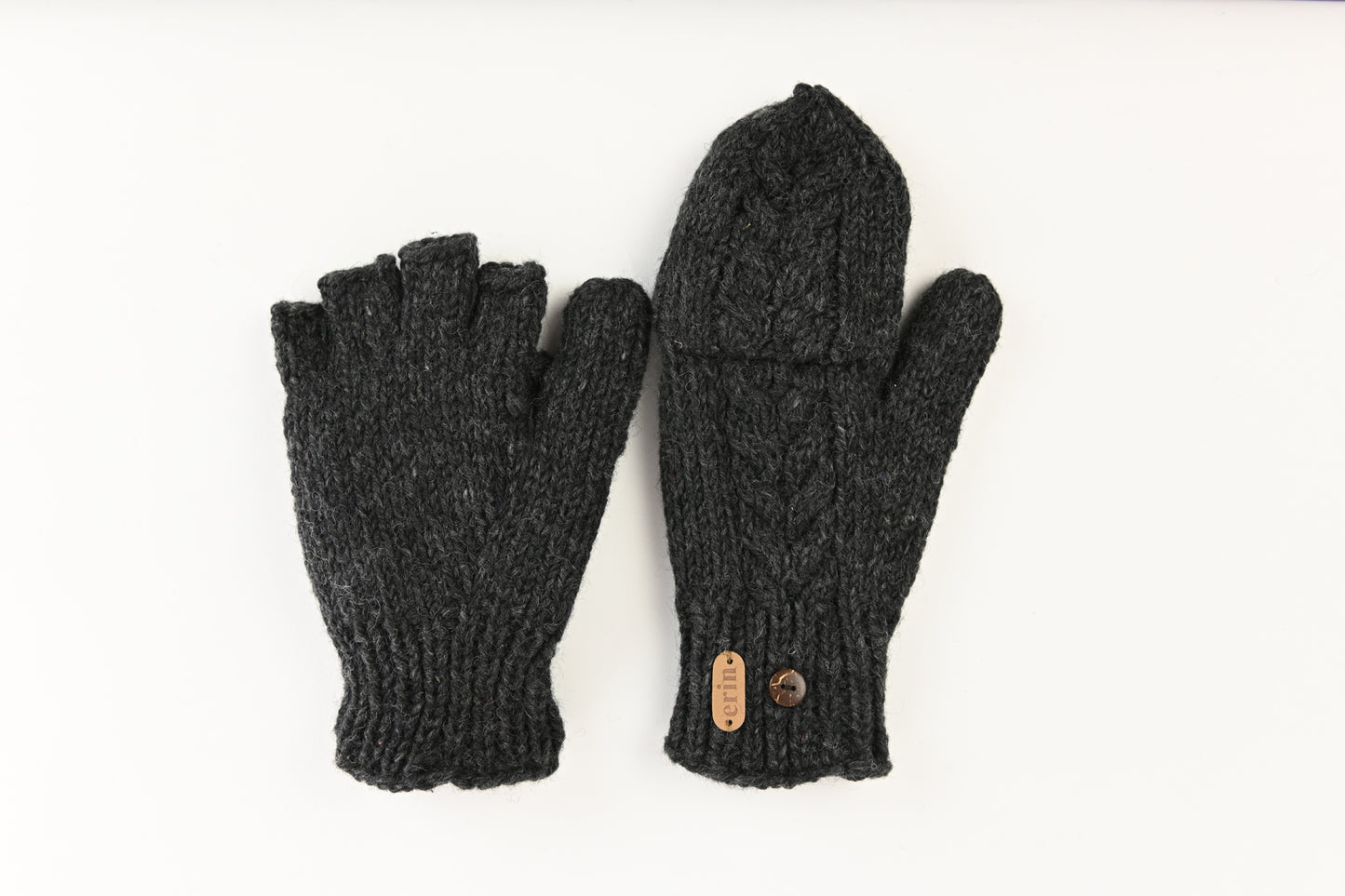 Erin Knitwear - Aran Cable Hunter gloves | handschoenen van wol