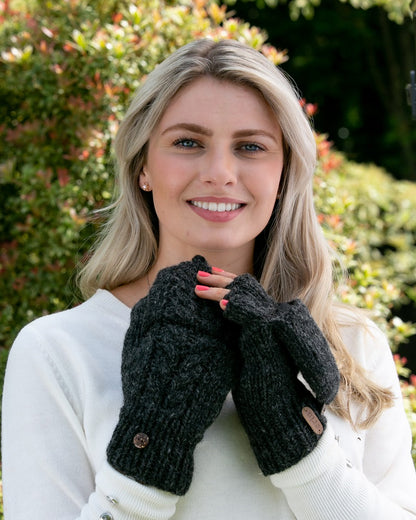 Erin Knitwear - Aran Cable Hunter gloves | handschoenen van wol