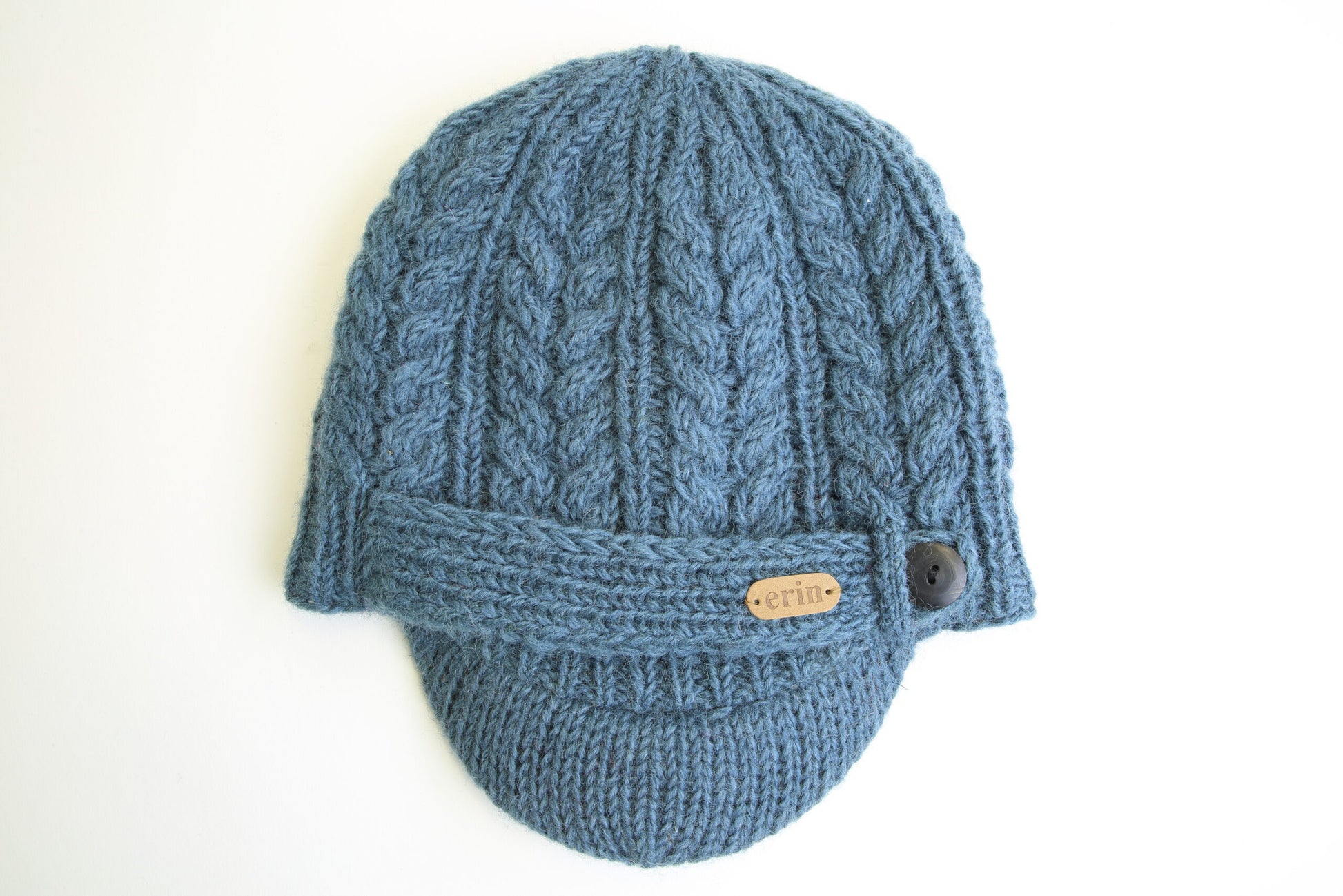 Erin Knitwear Aran Cable Peak Hat wollen muts met klep – Texelana