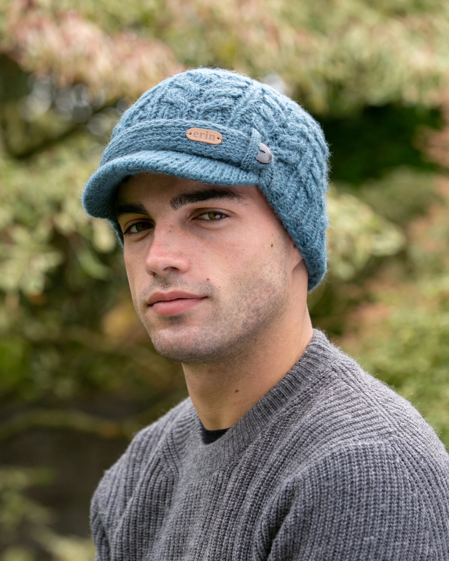 Erin Knitwear - Aran Cable Peak Hat | wollen muts met klep