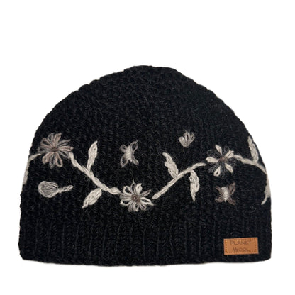 Planet Wool - Short flower hat | wollen muts met bloemen Black white flowers